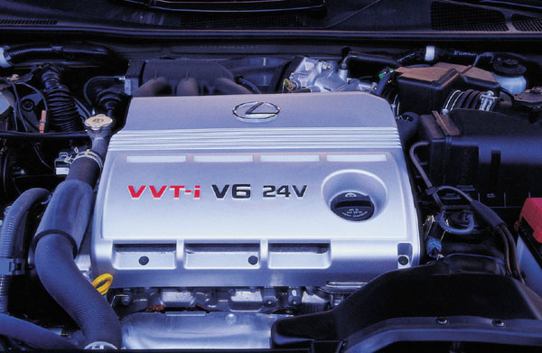 Двигатель автомобиля Lexus ES300.